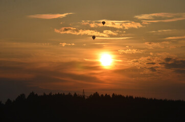 Ballons mit einem Sonnenaufgang im Salzkammergut, Österreich, Europa - Balloons with a sunrise in...