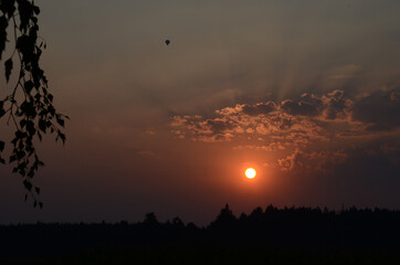 Ballons mit einem Sonnenaufgang im Salzkammergut, Österreich, Europa - Balloons with a sunrise in...