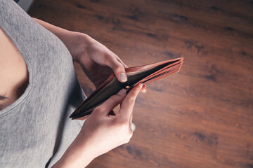 girl holds an empty wallet in his hands.