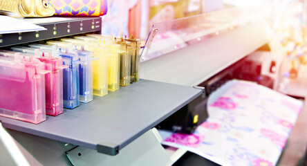 Ink level indicators for color industrial textile printer