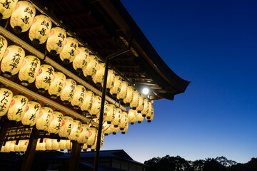 月に照らされた八坂神社