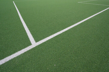 Fototapeta premium Sportplatz,grün,Strafraum,KUnstrasen,unbenutzt,nass