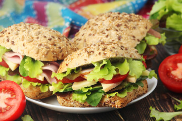 Sandwiches with whole grain bread, ham and vegetables