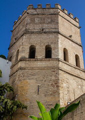 Fototapeta na wymiar La Torre de la Plata de Sevilla es una torre octogonal del siglo XIII, ubicada en la calle Santander, a la que se unía un lienzo de la muralla de la ciudad.
