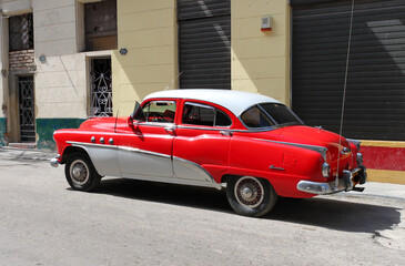 Fototapeta na wymiar Voiture (rouge) américaine rétro à la Havane, Cuba