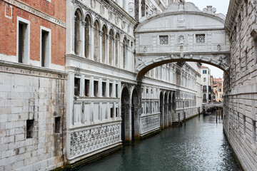 Fototapeta na wymiar A view of the Bridge of Sighs, the bridge that connects the New Prison (Prigioni Nuove) to the interrogation rooms in the Doge's Palace in Venice, Italy.