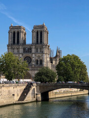 Fototapeta na wymiar Catedral de Notre Dame después del incendio