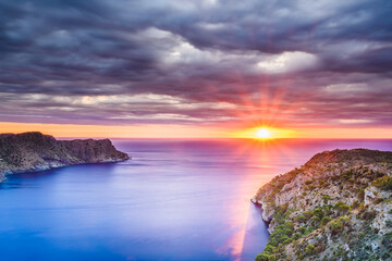 Obraz premium Sunrise over the coastline of the sea.