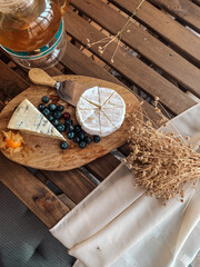 Obraz premium still life with a cup of tea and a bunch of grapes