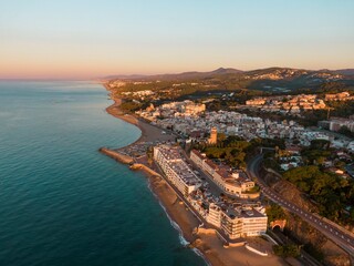 Obraz premium vistas de la costa de Sant Pol de mar al atardecer 