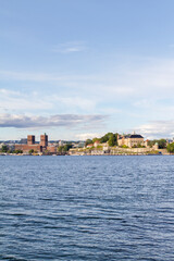 Fototapeta na wymiar Panoramica, panoramic, vista o view de la ciudad de Oslo en el pais de Noruega o Norway desde el Mar o Sea