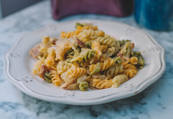 Plato de macarrones caseros con salsa y queso