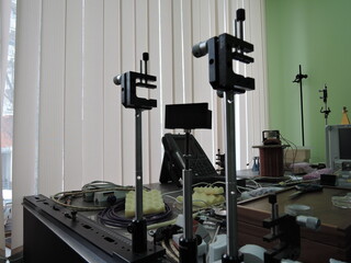 Precise angle optical mounts on optical table