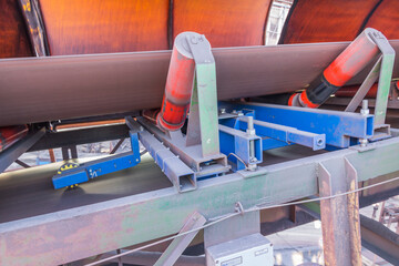General conveyor belt under canopy, rollers, maintenance platform and lightning protection.. - obrazy, fototapety, plakaty