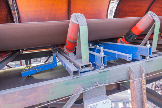General conveyor belt under canopy, rollers, maintenance platform and lightning protection..