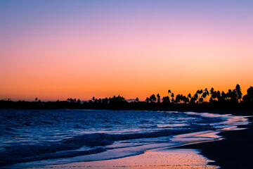 Lusco fusco do pôr do sol em uma praia.