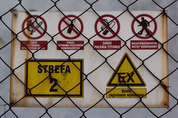 Closeup of a sign saying “Strefa 2. Strefa zagrożenia wybuchem” (English: Zone 2. Explosion hazard zone).