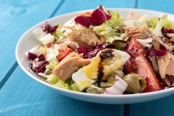 Deliziosa insalatona mediterranea con tonno e uova sode 