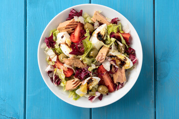 Deliziosa insalatona mediterranea con tonno e uova sode 
