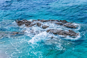 Obraz premium blue sea and waves breaking over the rocks. blue seascape