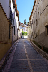Fototapeta na wymiar Typical narrow streets of the medieval town of Chinchón in Madrid, houses and old architecture in a quiet and relaxing environment.