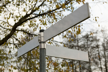 Leere Wegweiser Schilder aus Metall