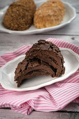 Ovo de pascoa com recheio de ovomaltine