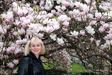 Fototapeta premium woman in pink cherry blossom