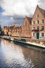 Fototapeta na wymiar rues de Bruges en Belgique. Une ville très touristique grâce à ses bâtiments historiques flamands et ses canaux.