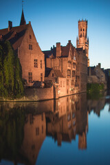 Fototapeta premium Bruges, capitale de la Flandre-Occidentale au nord-ouest de la Belgique, se distingue par ses canaux, ses rues pavées et ses bâtiments médiévaux.