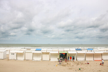 cabanes de plage le long de la côte belge. Knokke-Heist est une commune située sur la côte belge, à la frontière avec les Pays-Bas.