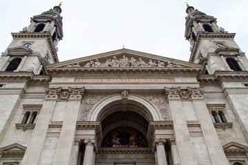 Obraz premium Catedral o Basilica de San Esteban en la ciudad de Budapaest en el pais de Hungria