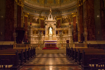 Fototapeta na wymiar Interior de la Catedral de San Esteban en la ciudad de Budapest en el pais de Hungria