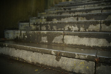 Nasse Stufen einer Treppe nach einem Regen Schauer