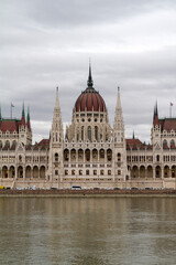 Fototapeta premium Parlamento o Parlamient en el Rio Danubio en la ciudad de Budapest, en el pais de Hungria