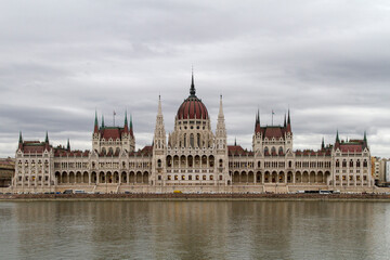 Fototapeta na wymiar Parlamento o Parlamient en el Rio Danubio en la ciudad de Budapest, en el pais de Hungria