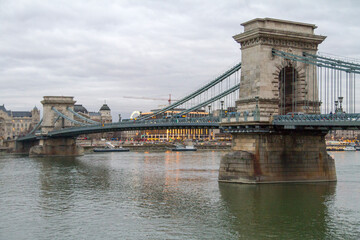 Obraz premium Puente de las Cadenas cruzando el Rio Danubio en la ciudad de Budapest, en el pais de Hungria
