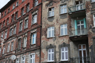 Stare zniszczone kamienice we Wrocławiu, ruiny z czerwonej cegły.  © FotoDax