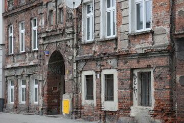 Stare zniszczone kamienice we Wrocławiu, ruiny z czerwonej cegły. 