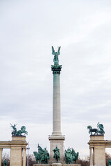 Fototapeta na wymiar Plaza de los Heroes o Heroes Square en la ciudad de Budapest, en el pais de Hungria