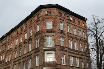 Stare zniszczone kamienice we Wrocławiu, ruiny z czerwonej cegły. 