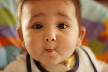 Ni&ntilde;o bebe beso