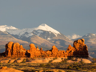 Naklejka premium USA, Utah. Arches National Park, Rock Formations and La Sal Mountains