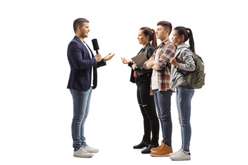 Obraz premium Male reporter interviewing a group of young students