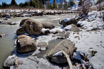 Fototapeta premium Beautiful view of the riverbank with rocks in winter