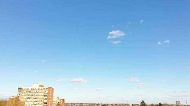 TILT DOWN REVEAL OF LONDON CITY WITH A LONG QUE TRAFFIC IN A SUNNYDAY