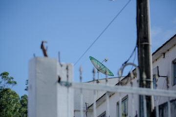 As antenas parab&oacute;licas, utilizadas para pegar sinal da TV aberta, deixar&atilde;o de funcionar assim que a rede 5G for implementada no Brasil. 