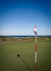 Obraz premium golf flag on a golf green