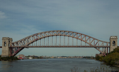 Fototapeta na wymiar Puente Hell Gate que une la isla Randall con Astoria. Nueva York, EUA
