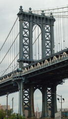 Puente de Manhattan visto desde Washington Street en  Brooklyn. Nueva York